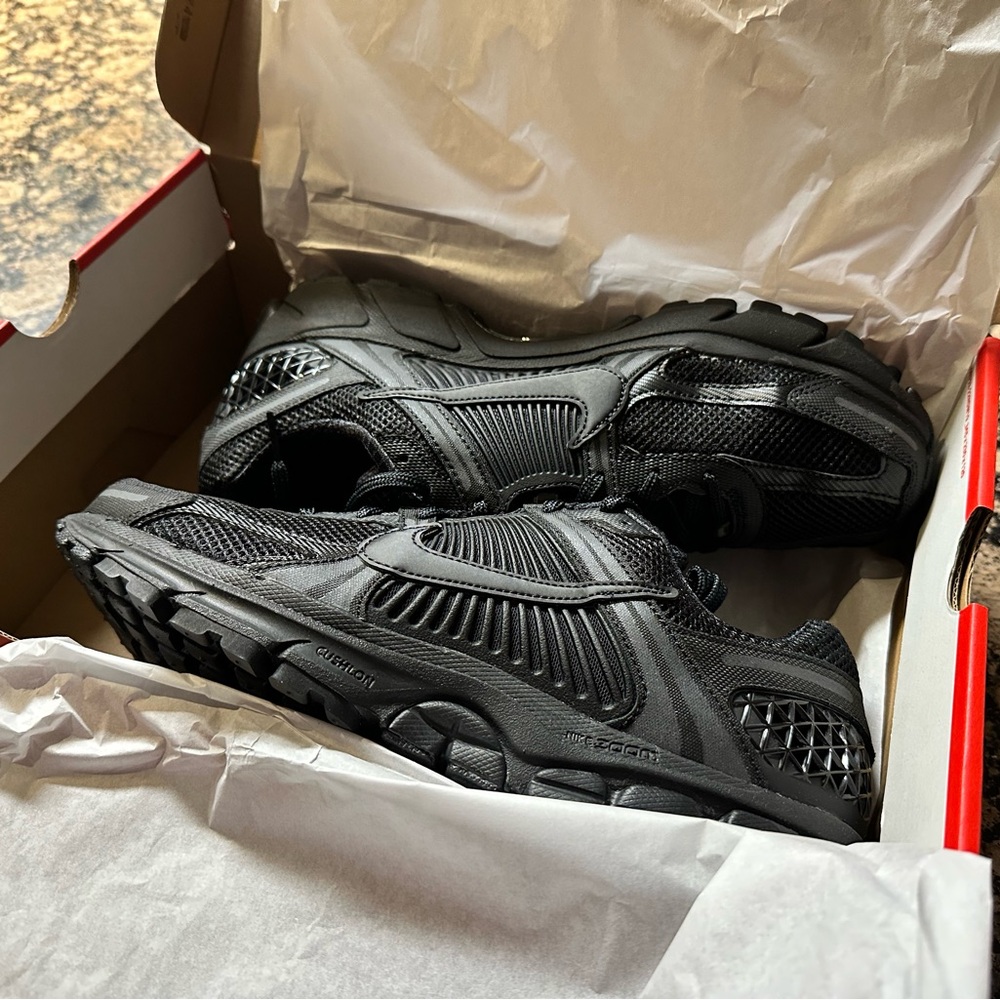 Nike Men’s Zoom Vomero 5, Size 11/12.5, Black